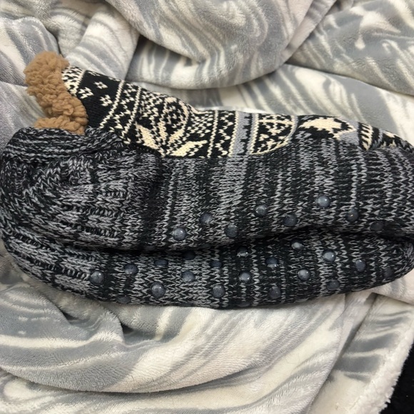 Muk Luks  gripper socks /slippers.  NEW. - Picture 3 of 4